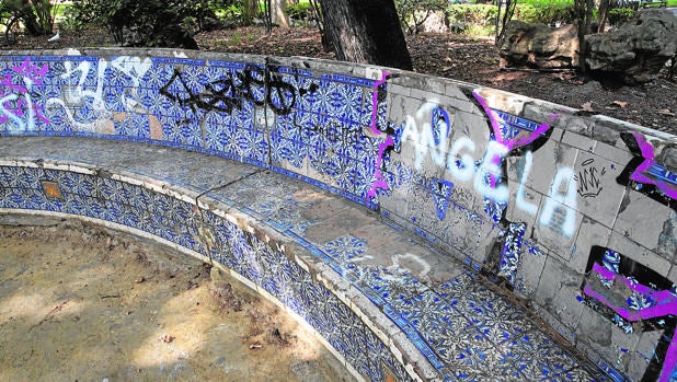 Los azulejos de los Jardines de la Agricultura, una valiosa obra de los años 20 víctima del vandalismo