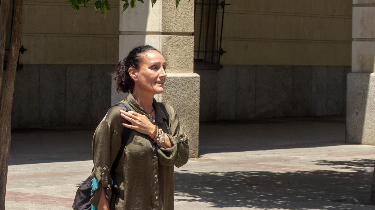 La juez María Núñez Bolaños, con muleta tras sufrir un esguince de tobillo estando de baja en julio