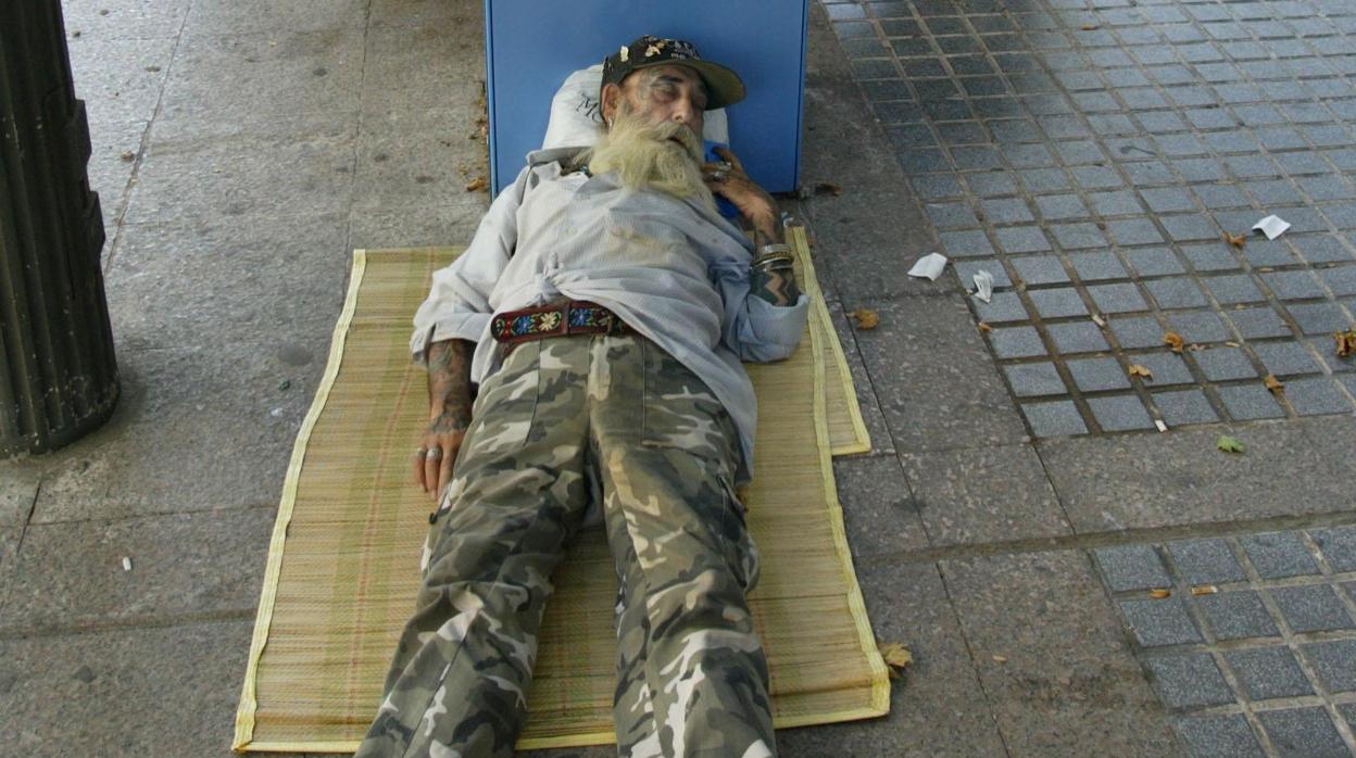 Un hombre duerme en la calle en pleno centro de Córdoba