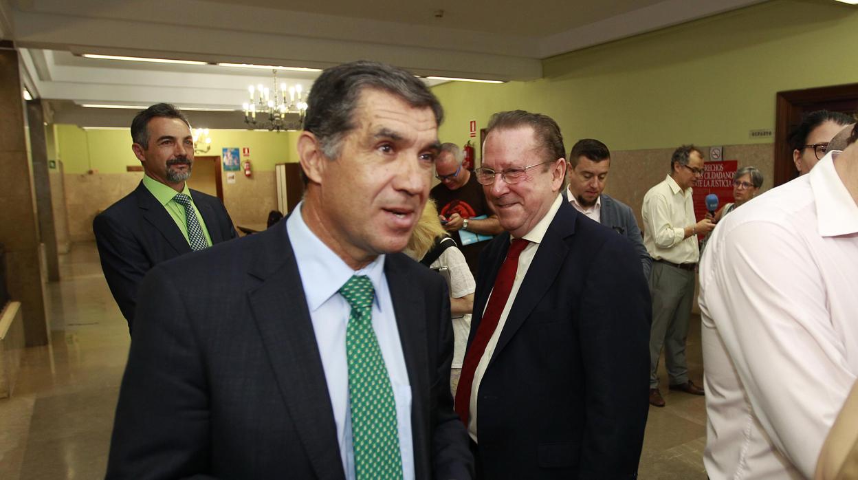 El presidente del Tribunal Superior de Justicia de Andalucía, Lorenzo del Río. Al fondo, Emilio Llera
