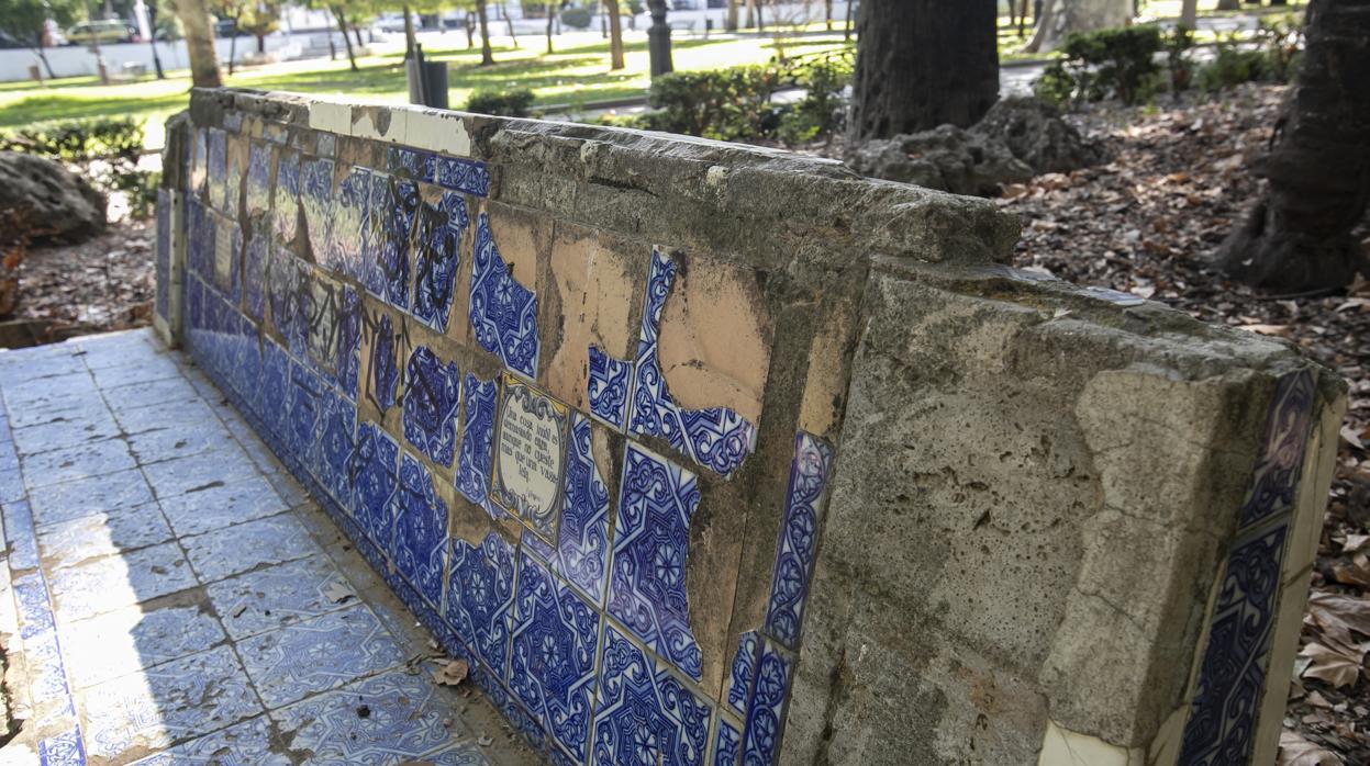 Uno de los bancos de los Jardines de la Agricultura de Córdoba, con muchos azulejos perdidos