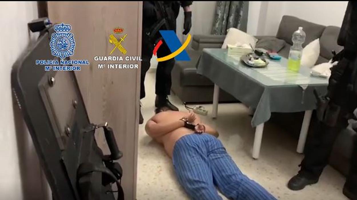 Uno de los detenidos durante la operación policial