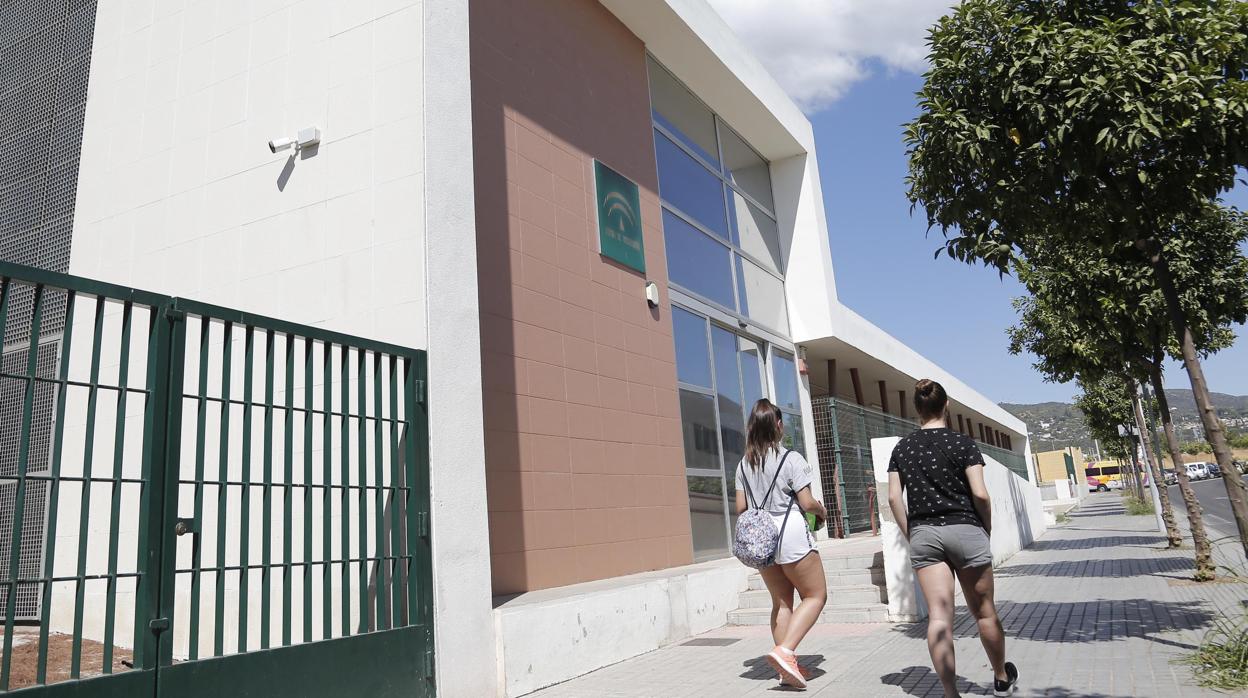 Dos personas pasan ante la piscina cerrada de Parque Figueroa