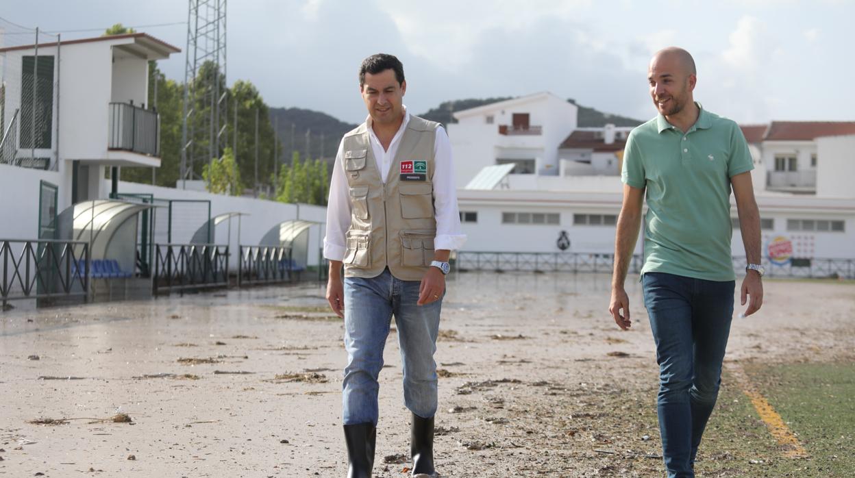 El presidente de la Junta, Juanma Moreno, junto al alcalde de Villanueva del Trabuco en la tarde de este sábado
