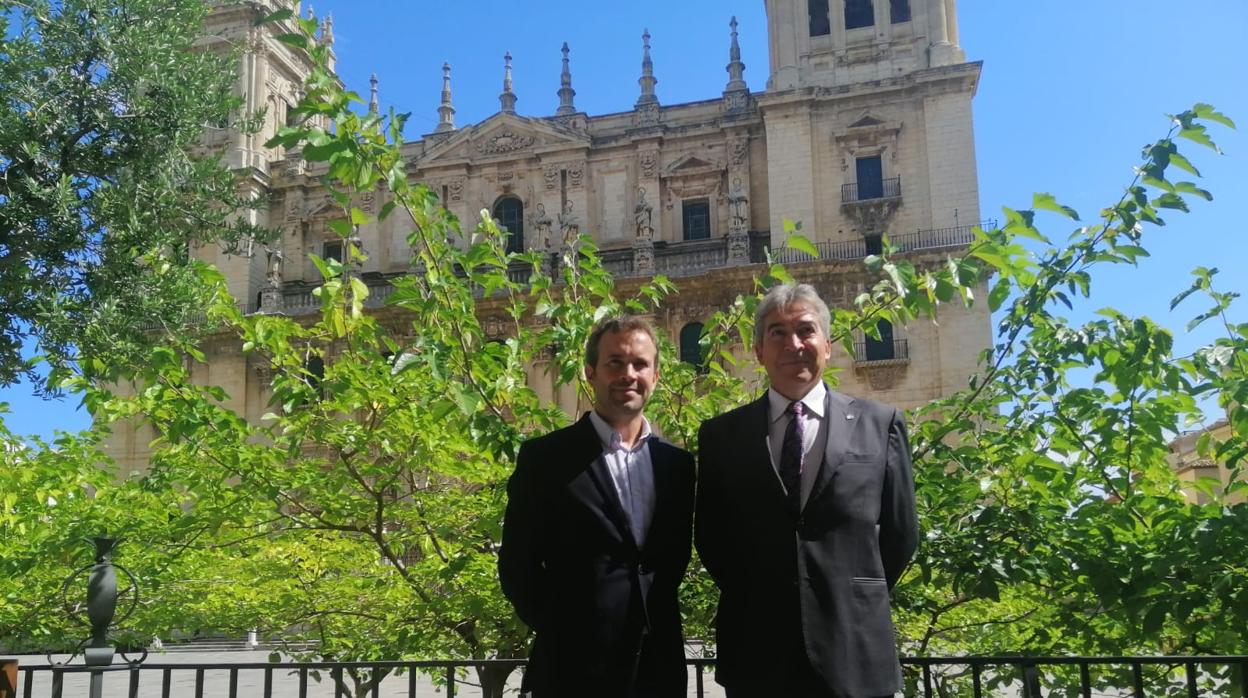 El alcalde de Jaén, Julio Millán, y el delegado del Gobierno, Lucrecio Fernández, ante la Catedral de Jaén