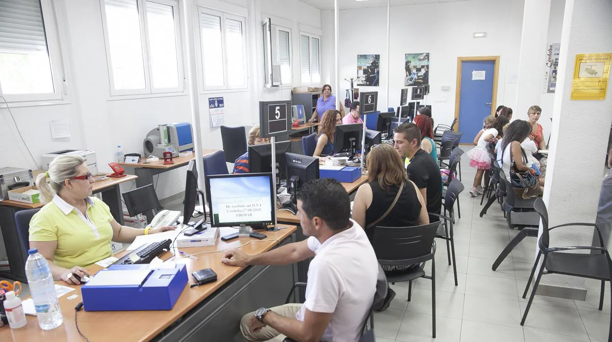 Usuarios renovando el DNI en una comisaría de Córdoba