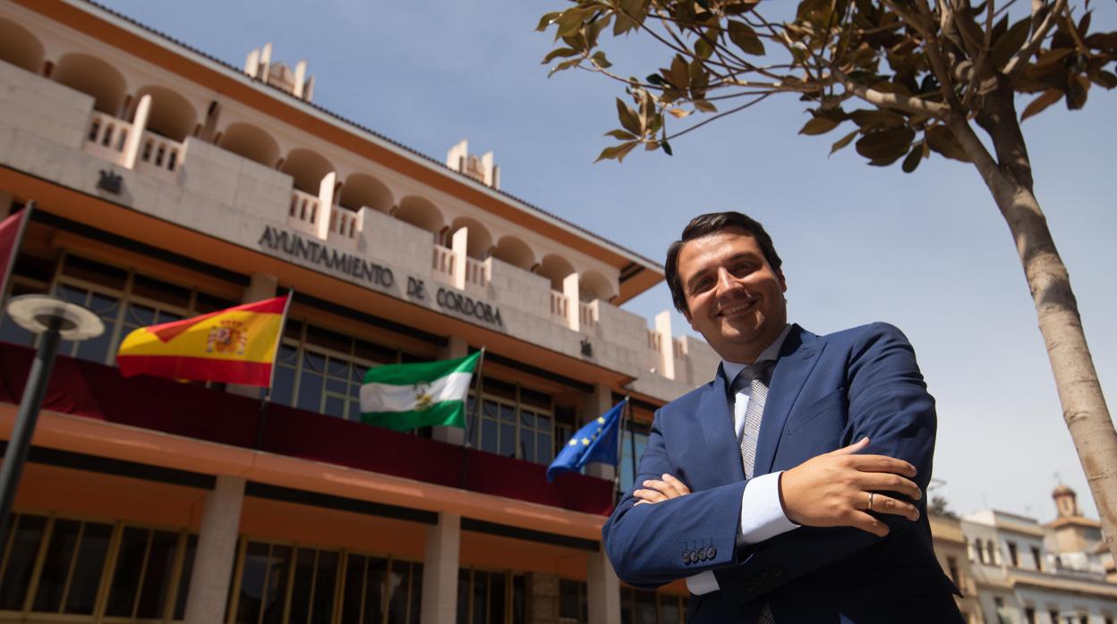 El alcalde de Córdoba, José María Bellido, frente a la sede del Ayuntamiento