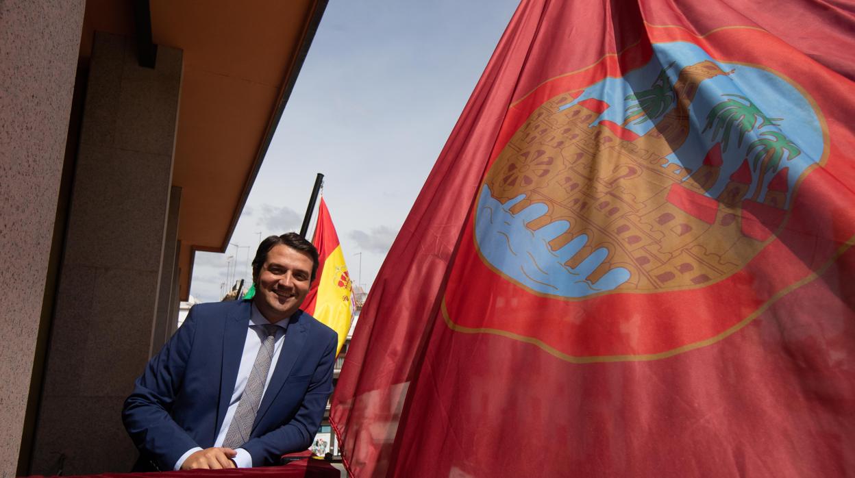 Bellido posa para ABC en el balcón principal de la Casa Consistorial