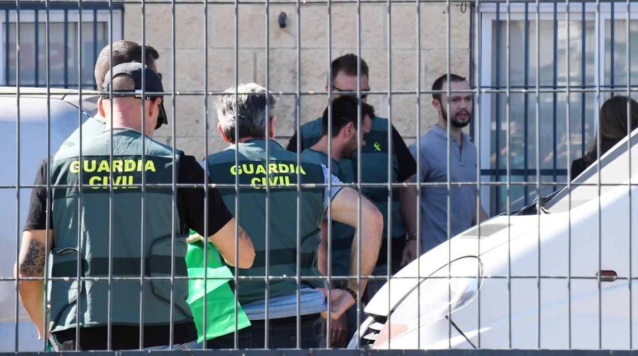 La Guardia Civil registra la fábrica de Magrudis en el polígono industrial El Pino en Sevilla