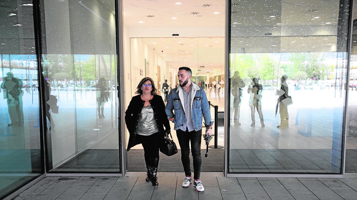 Ángeles Muñoz y Cristian Menacho, a la salida de los juzgados