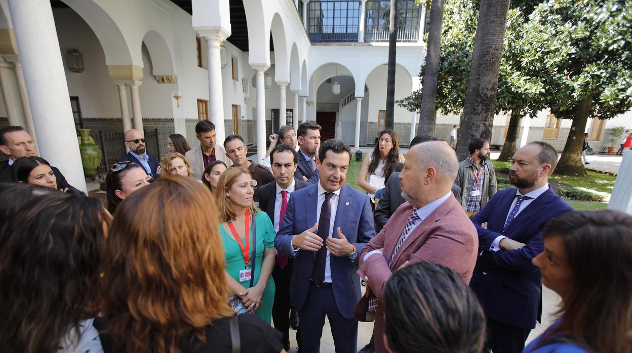 Imbroda y Moreno dialogan con las profesoras despedidas de las escuelas infantiles