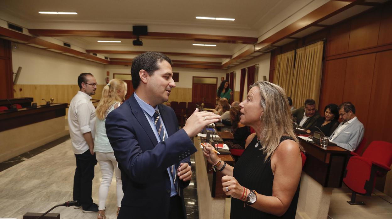 José María Bellido conversa con Isabel Albás en un Pleno municipal