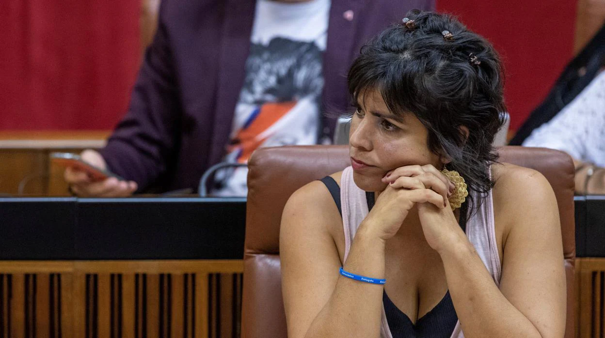 La líder de Adelante Andalucía, Teresa Rodríguez, en su escaño en el pleno del Parlamento