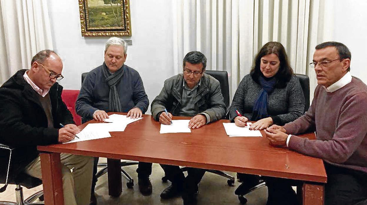 Acto en el que se firmó el acuerdo entre el PSOE y los ediles de Sí Se Puede Aljaraque