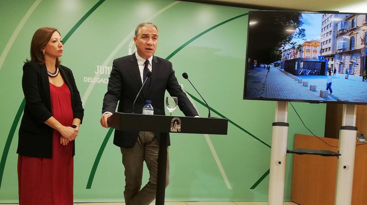 El consejero de Presidencia, Elías Bendodo, junto a la delegada de la Junta en Málaga, Patricia Navarro