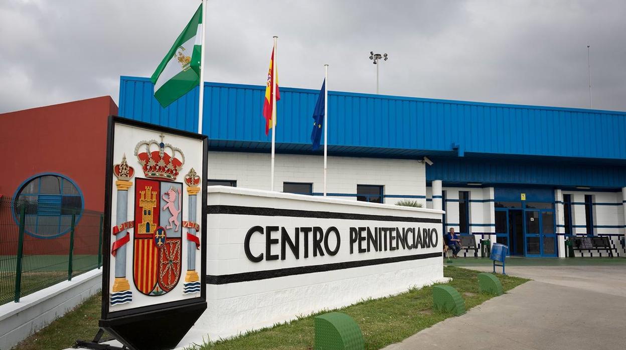 Imagen del acceso al centro penitenciario de Botafuegos, en Algeciras