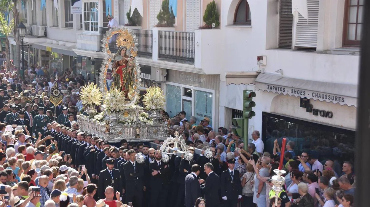 La Virgen del Rosario en procesión por las calles de Fuengirola