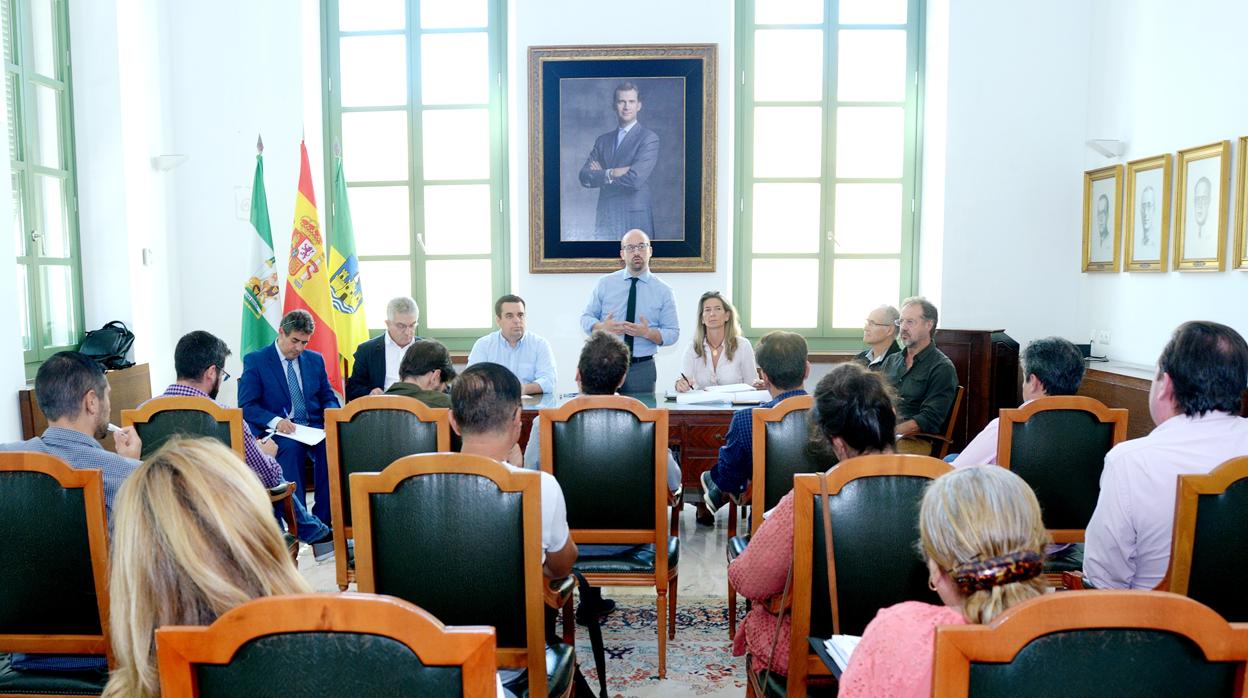 El alcalde se dirige a la junta de portavoces, técnicos y reprsentantes de la oposición