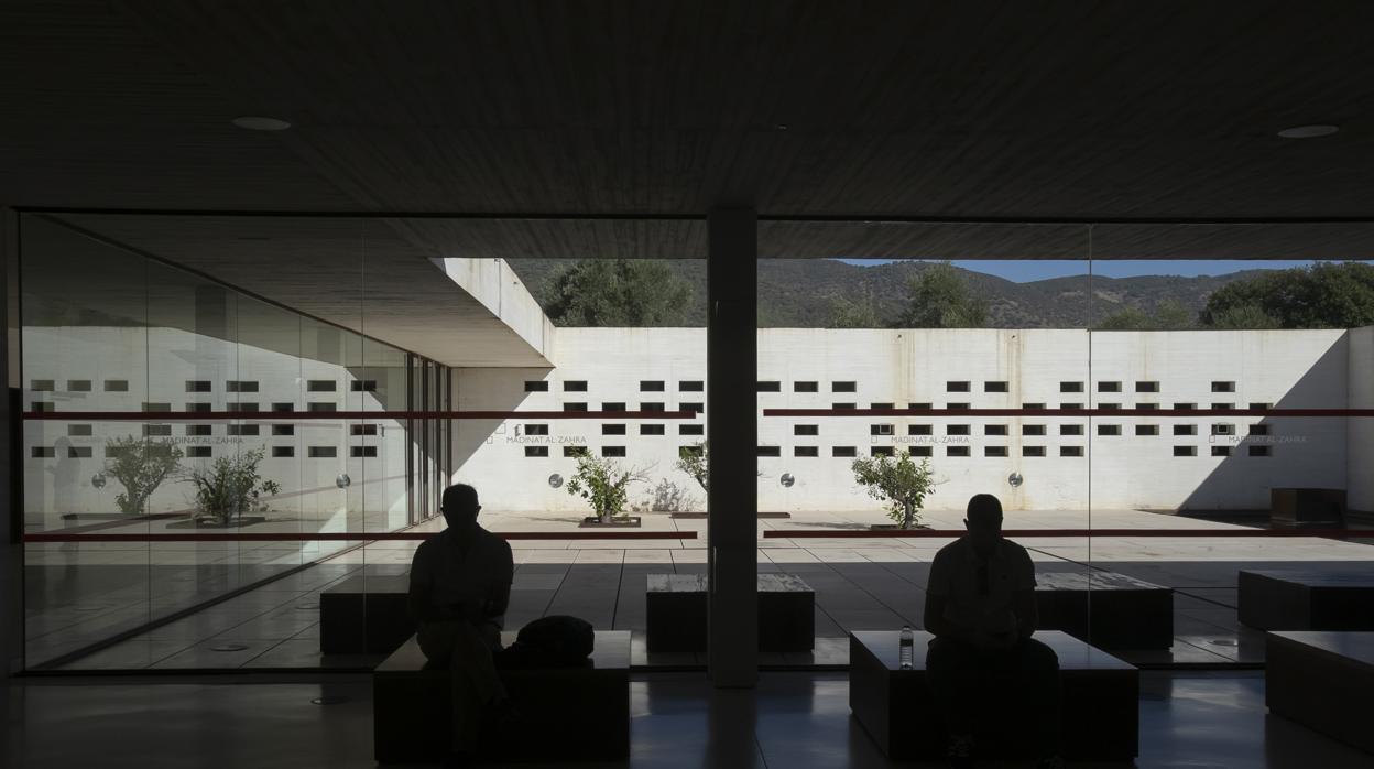 Visitantes en el museo de Medina Azahara en Córdoba