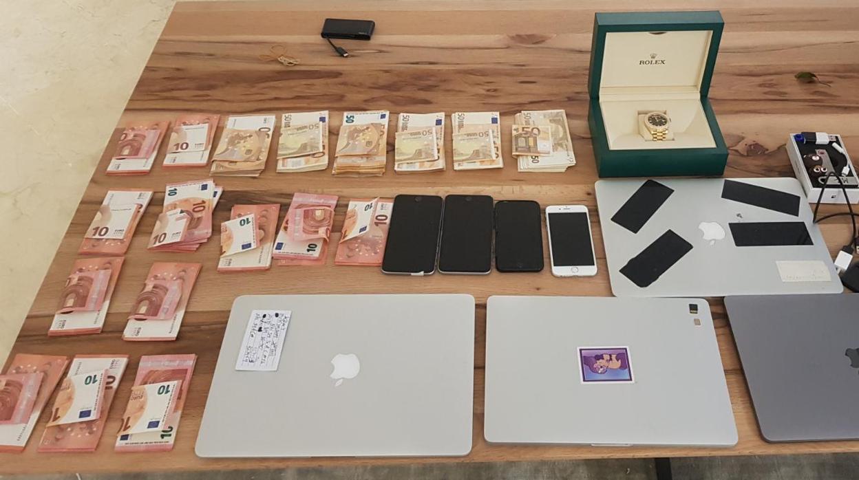 Algunos de los efectos requisados en el registro domiciliario