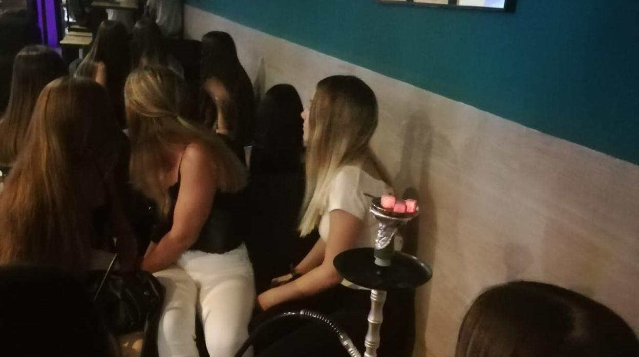 Algunos menores en el local donde intervino la Policía Autonómica en Córdoba