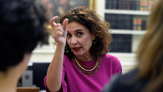 El Parlamento de Andalucía reprueba a María Jesús Montero por el «bloqueo» de la financiación