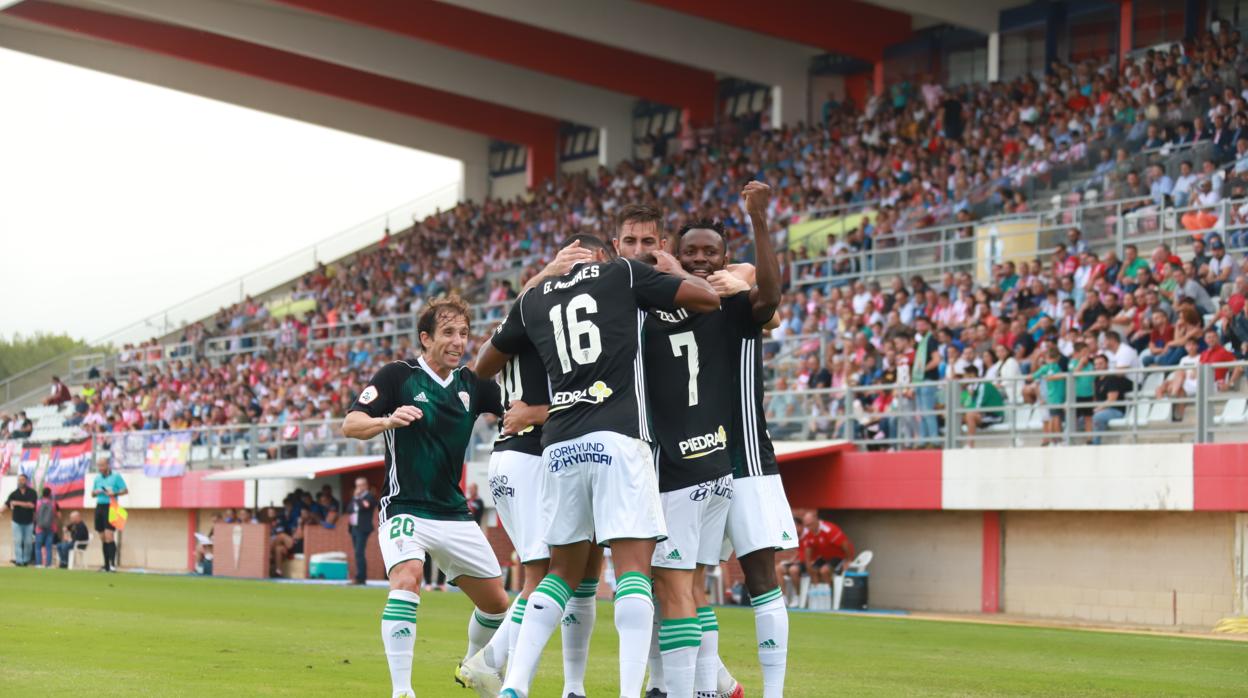 Los jugadores del Córdoba celebran el gol de Zelu