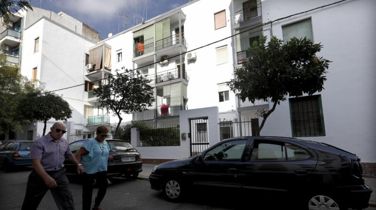 Una mujer señala la vivienda en la que apareció el menor