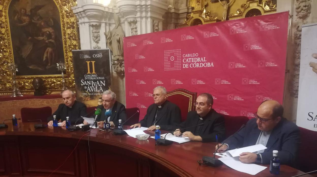 El obispo de Córdoba, Demetrio Fernández, con los responsables del Cabildo y del Foro Osio