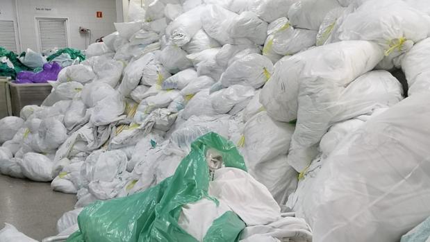 Más de 25.000 kilos de ropa sucia o manchada de sangre y vómitos se acumulan en un hospital de Huelva