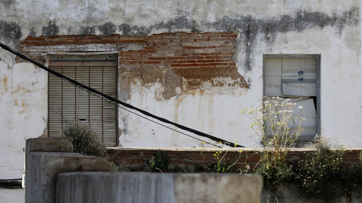 Solares y casas abandonadas en el barrio cordobés de Santa Marina