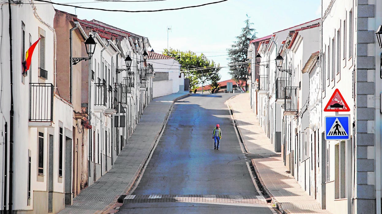 Un vecno pasa por una solitaria calle en Conquista, remota localidad de Los Pedroches