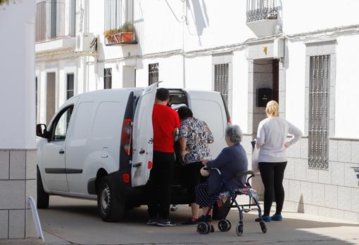 Un joven reparte pan en la aldea de Cuenca