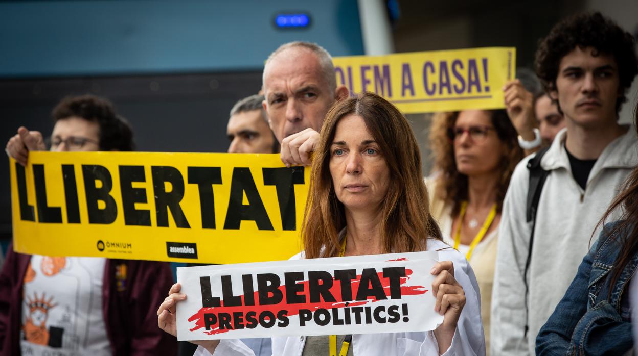 Concentración durante la visita de Pedro Sánchez al Hospital Hospital de Sant Pau donde se encuentra uno de los policías heridos durante las protestas en Bacerlona