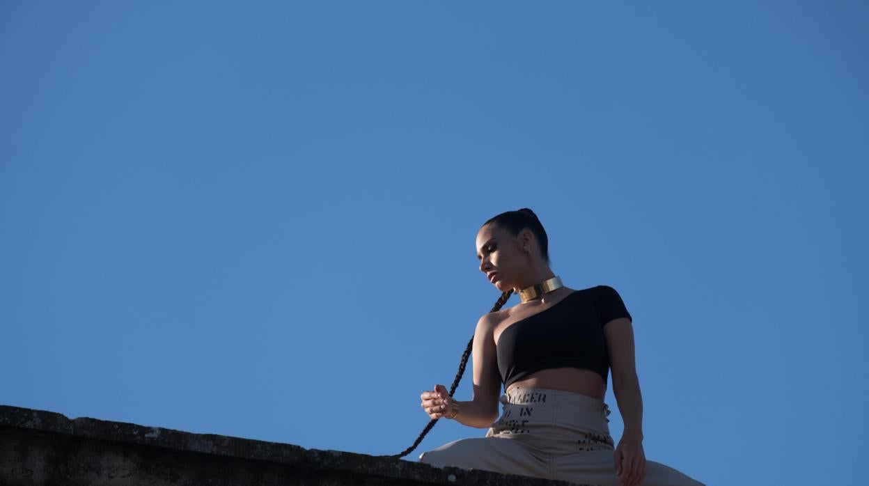 India Martínez, durante el rodaje de un vídeo en Córdoba