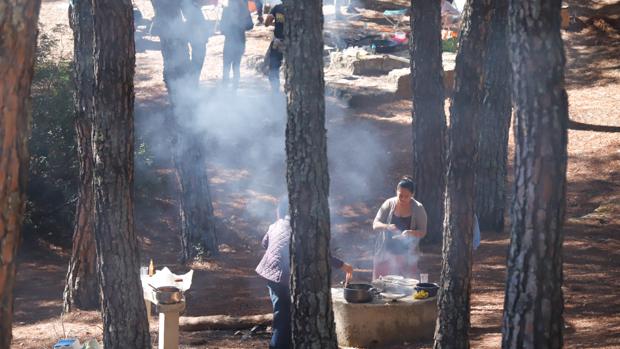 Peroles de Córdoba: el ritual de la silla y el sofrito