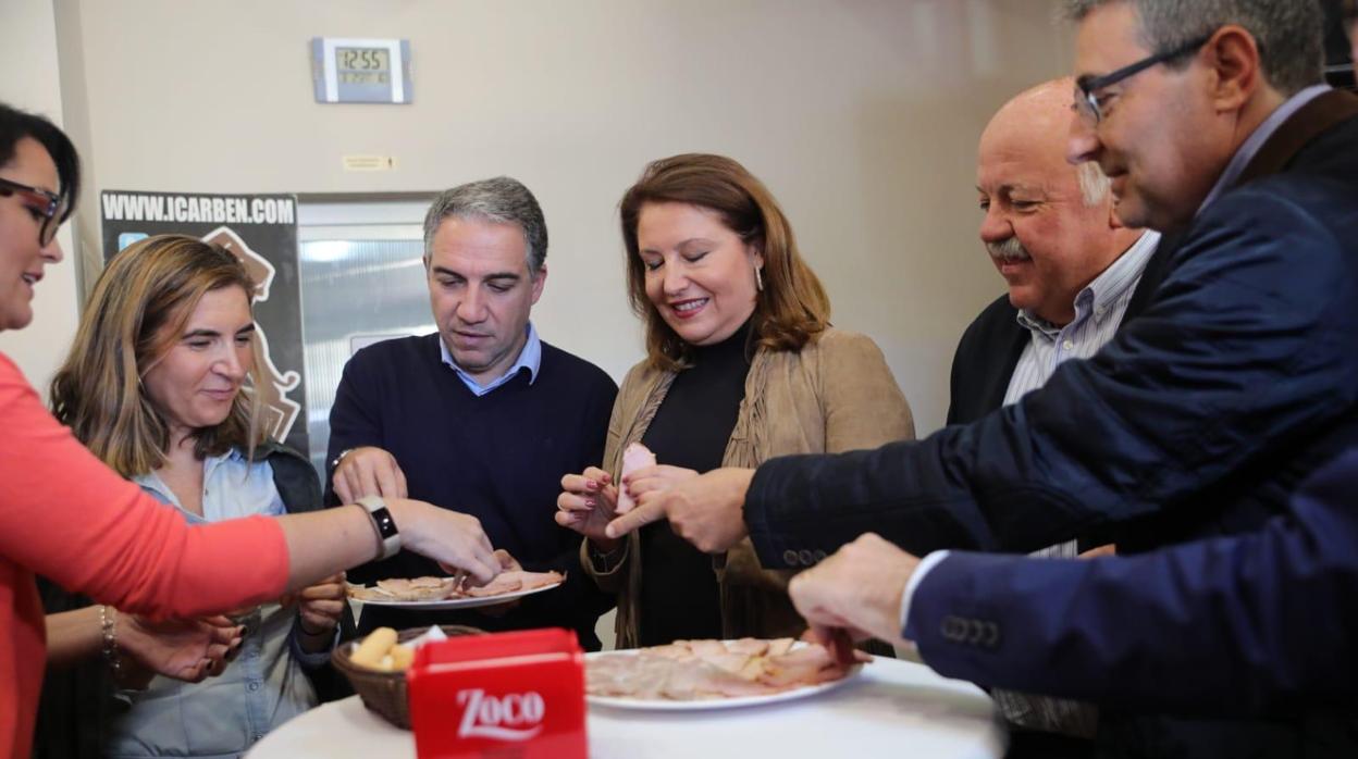 Los consejeros de Empleo, Rocío Blanco, Presidencia, Elías Bendodo, Agricultura, Carmen Crespo, y Sanidad, Jesús Aguirre, con el presidente de la Diputación de Málaga, Francisco Salado y la alcaldesa de Benaoján, Soraya García,, comiendo carne mechada