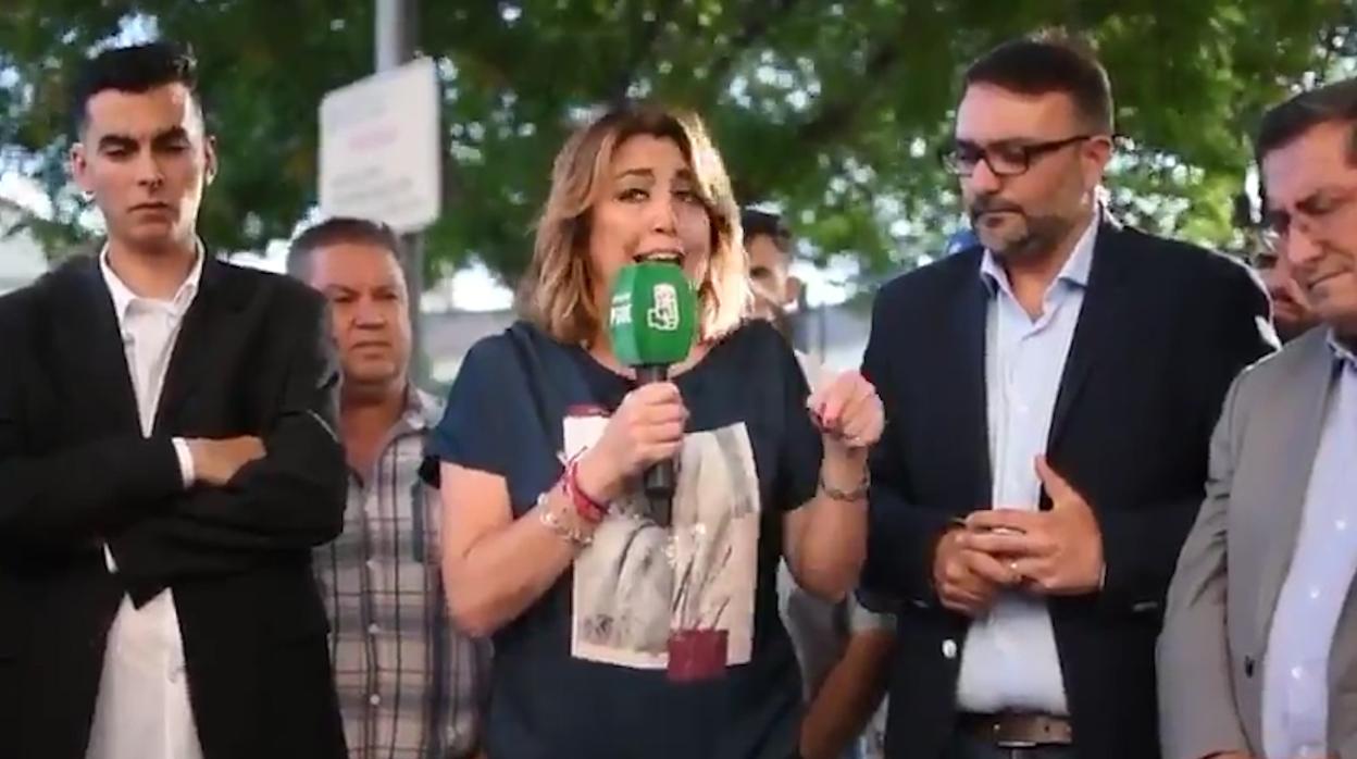 Captura del vídeo realizado por el PSOE con motivo de la visita de Díaz a Vegas del Genil. A su izquierda, el alcalde