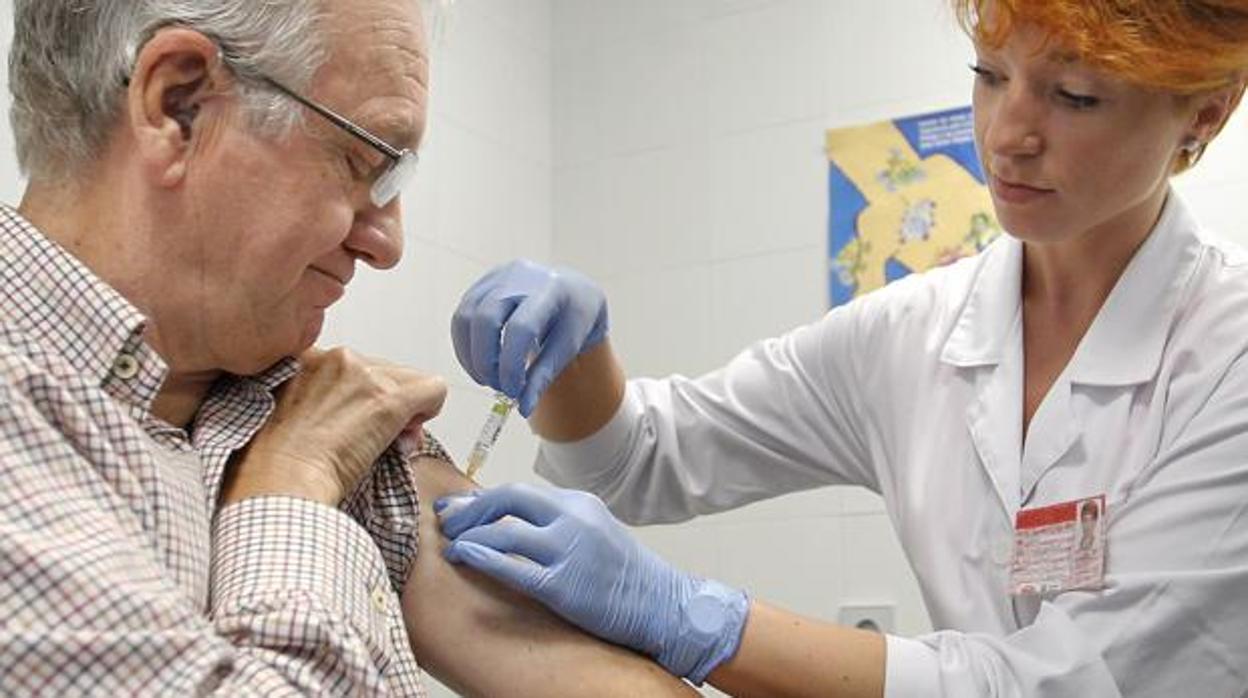 Un hombre recibe una dosis de vacuna contra la gripe