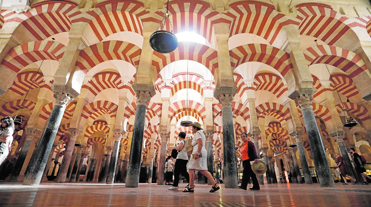 Visitantes en el interior de la Mezquita-Catedral