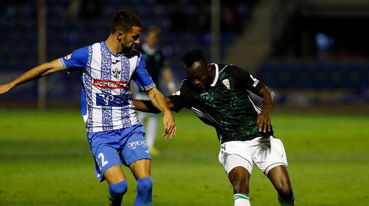 Owusu, ante un jugador del Talavera