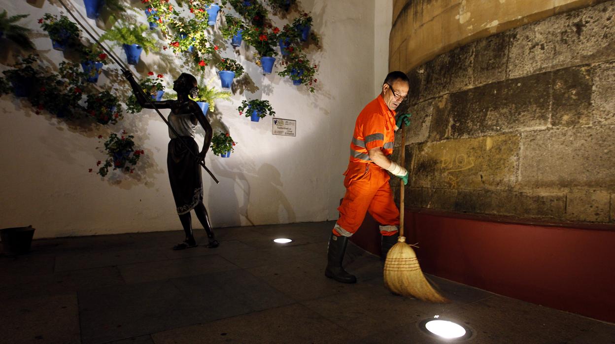 Un trabajador de Sadeco barriendo en la Puerta del Rincón