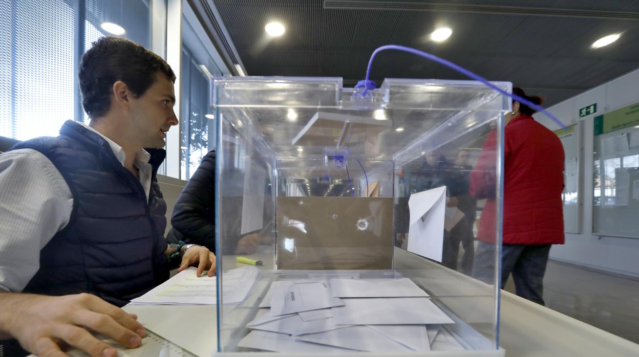 Mesa en un colegio electoral de Sevilla en las elecciones generales del 10 de noviembre