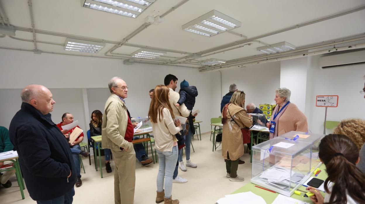Varios sevillanos, ejerciendo su derecho a votar en las elecciones generales