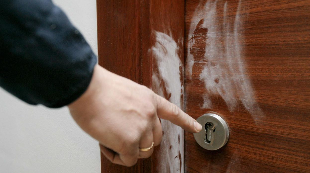 Una cerradura de una vivienda asaltada por el método «bumping»