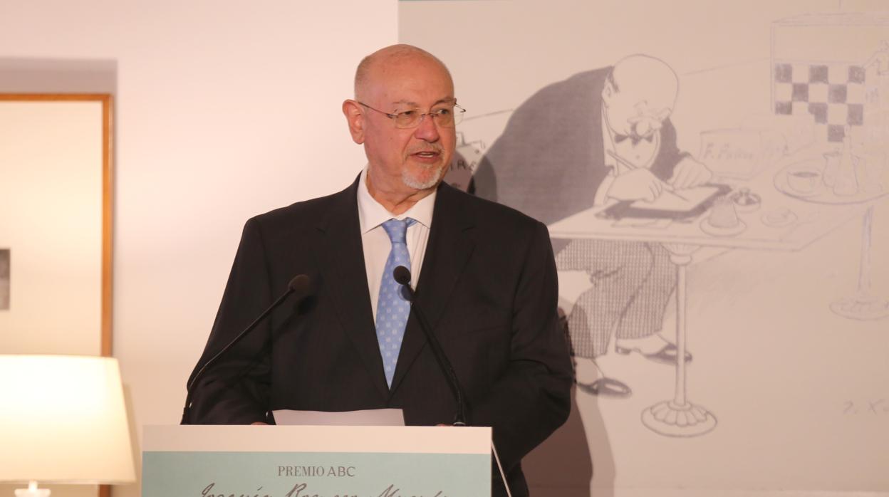 Juan Eslava Galán, al recibiri el premio Joaquín Romero Murube de ABC