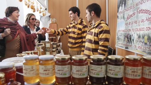 Un expositor de una edición de Expomiel