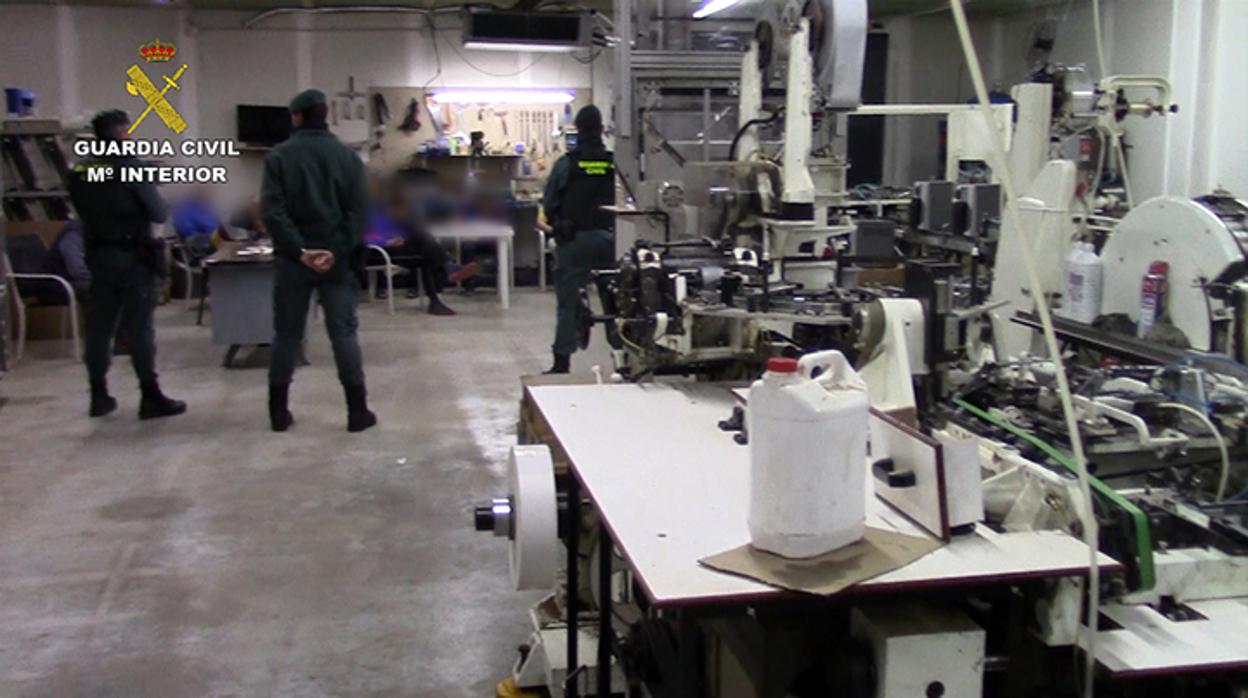Agentes en el interior de la nave que hacía las funciones de fábrica en un polígono de Lucena