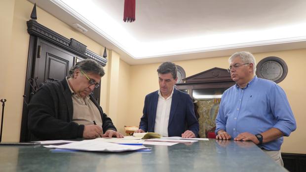 La Hermandad Matriz renueva las piezas de cerámica del Santuario de la Virgen del Rocío