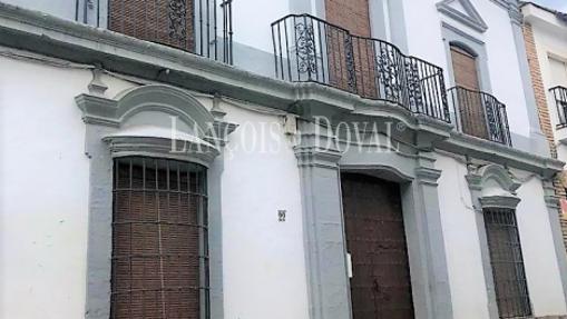 Fachada de la casa en El Carpio, construida a comienzos del siglo XIX
